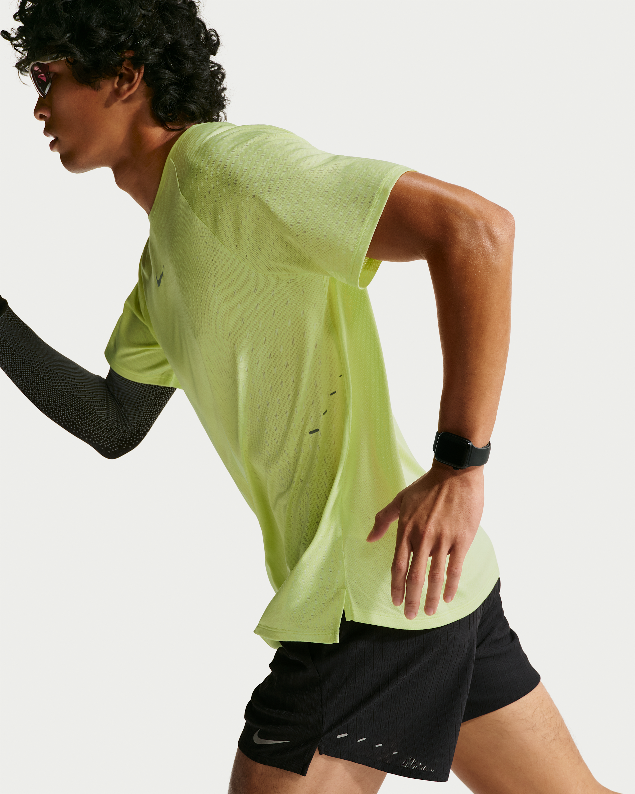 Nike Stride Aero-FIT Men's Short-Sleeve Running Top - Light Lemon Twist/Light Silver - View 3