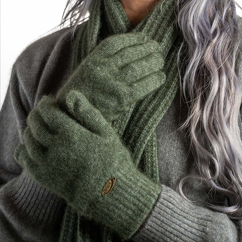 Model Wearing uqdfgg Plain Gloves