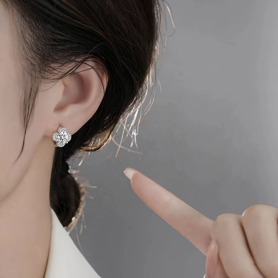 Edna Clover Moissanite Stud Earrings