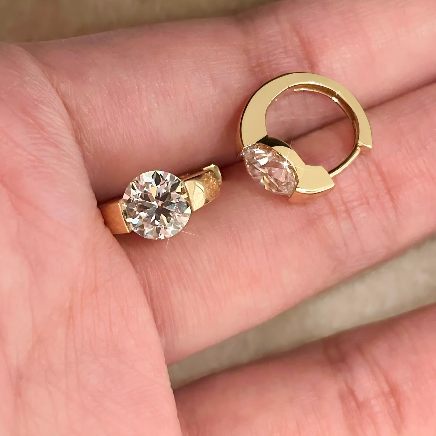 Elio Round Moissanite Hoop Earrings