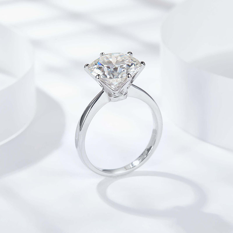 Luxury Moissanite Engagement Ring