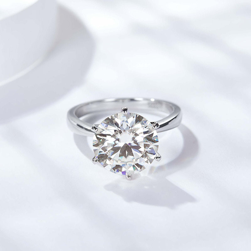 Luxury Moissanite Engagement Ring