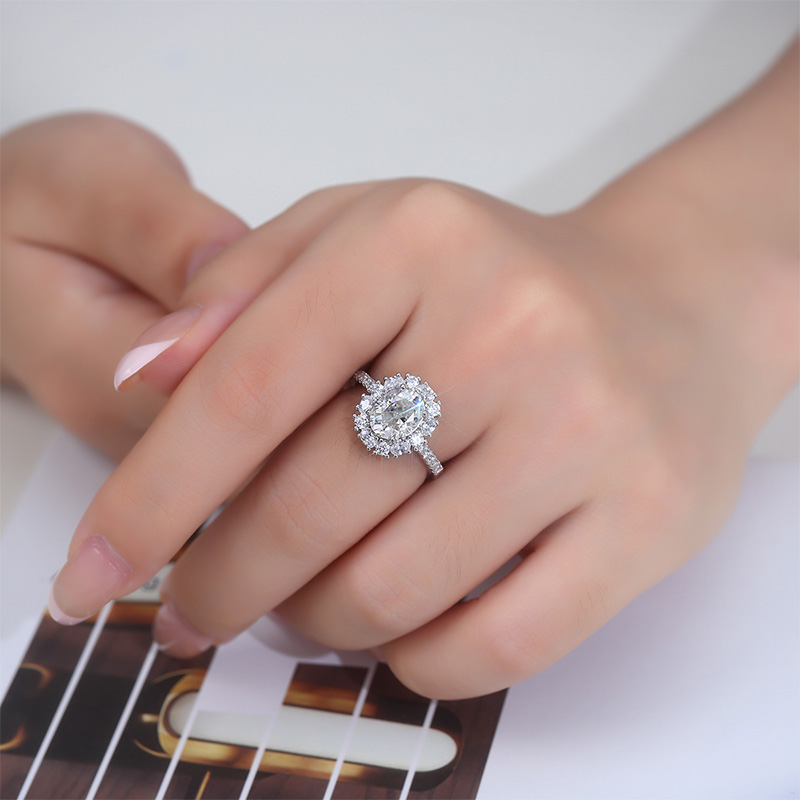 Scarlett Oval Cut Halo Moissanite Engagement Ring-VOOGME