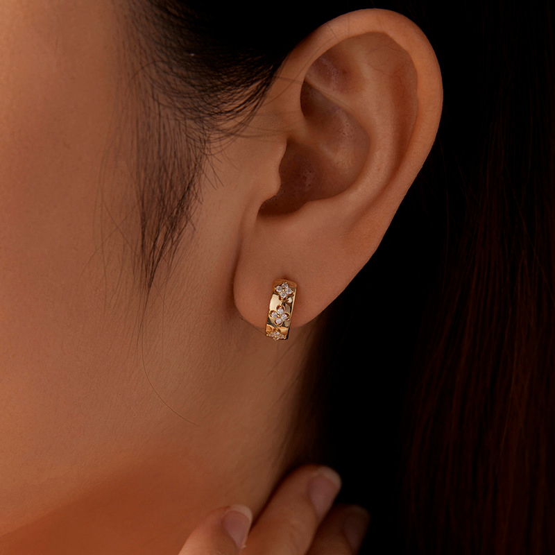 Aster Clover Wide Moissanite Hoop Earrings