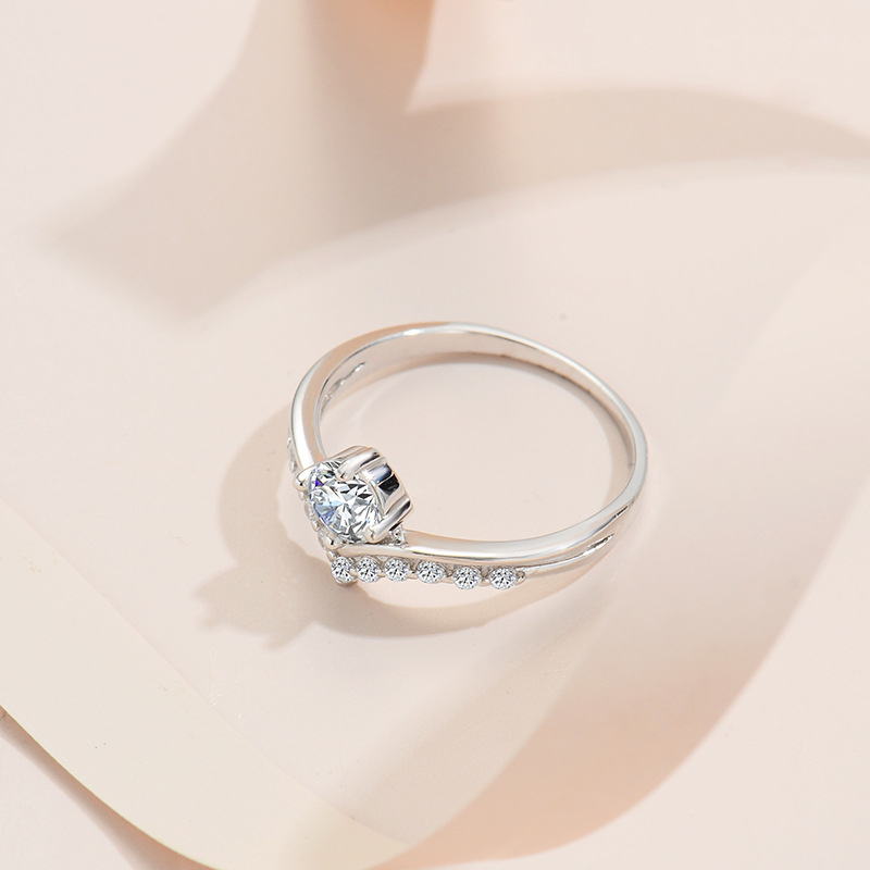 Leila Round Moissanite Engagement Ring-VOOGME
