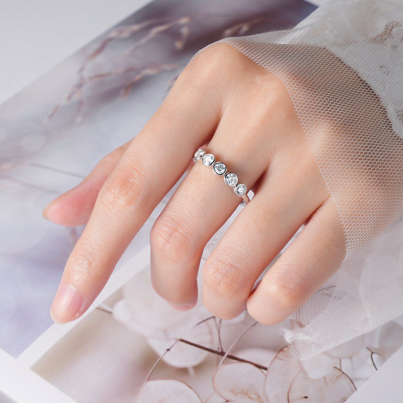 Five-Stone Bubble Moissanite Wedding Band-VOOGME