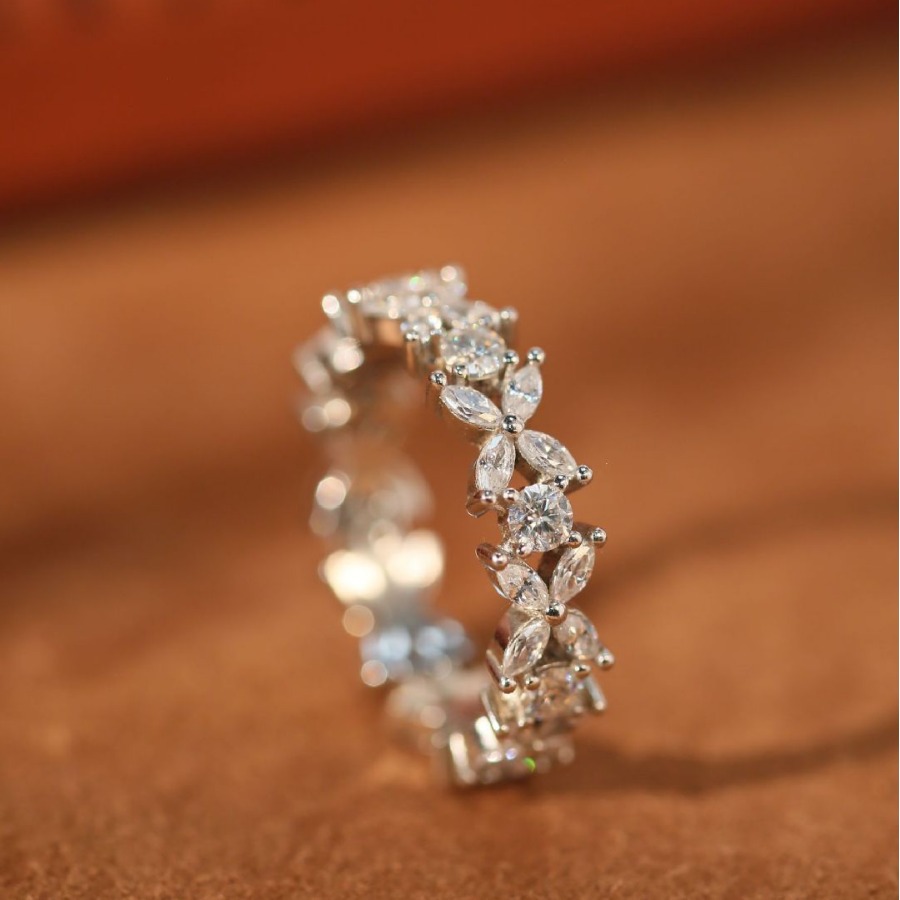 Aurora Clover Moissanite Wedding Band