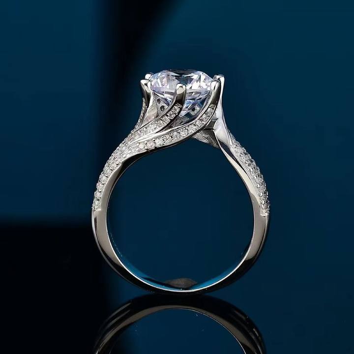 Luxe Side Moissanite Engagement Ring-VOOGME