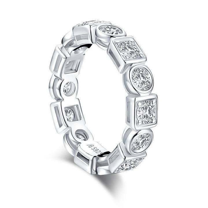 Unique Embrace Round Moissanite Wedding Band-VOOGME