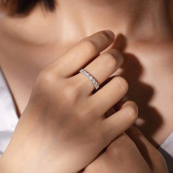 Alula Embrace Round Moissanite Wedding Band-VOOGME