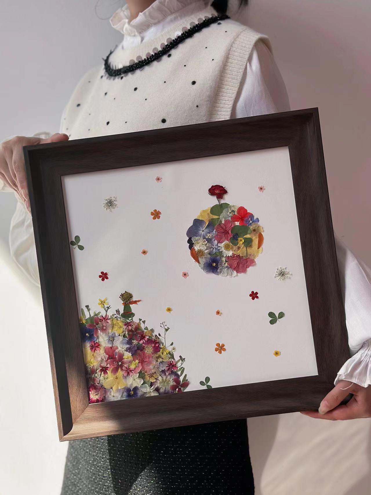 Travel The Planet 1 |Resin Or Wooden Fame |Custom Pressed Flower Preservation | Wedding Flowers | Memorial Flower | Meadow Design | Home Decor