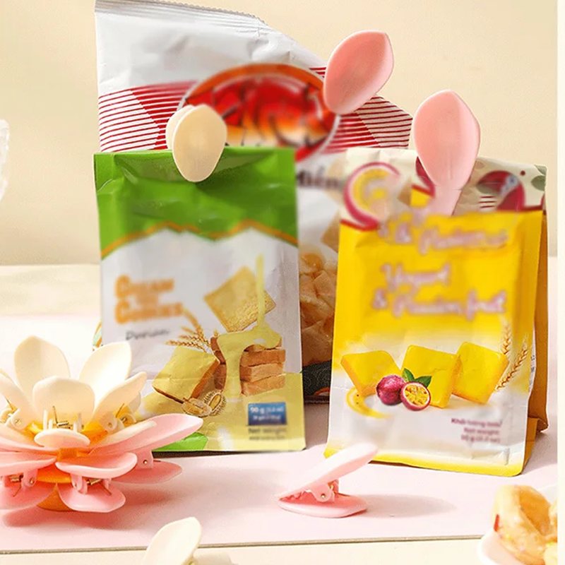 Multi-petal mini clip versatility