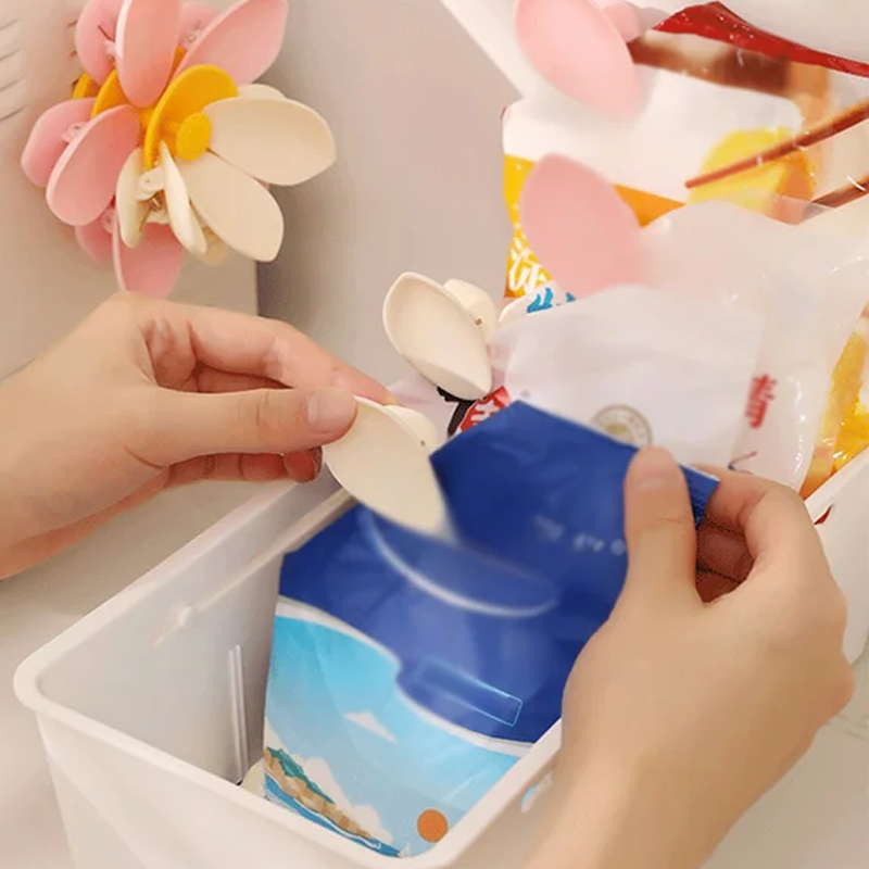 Floral magnetic clip decorative design