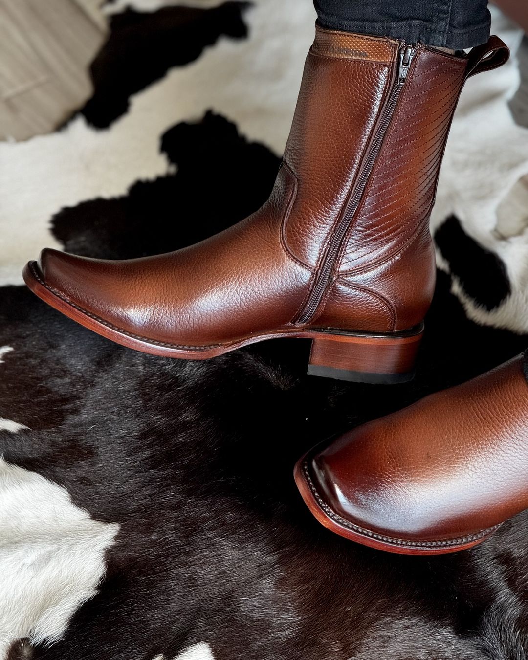 Botas de gala en piel de venado original con zíper y suela antiderrapante para mayor comodidad #dallas #dallascowboys #dallastexas #forthworth #corpuschristi #photo #viral #tendencia #boots #wester #style (2)