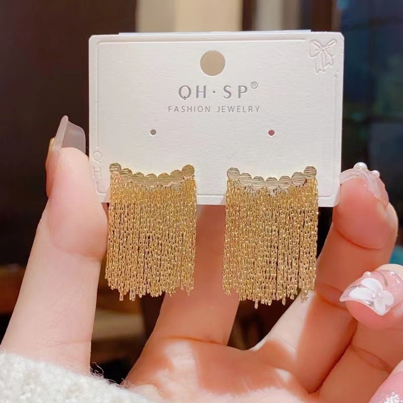 Arc-shaped tassel earrings