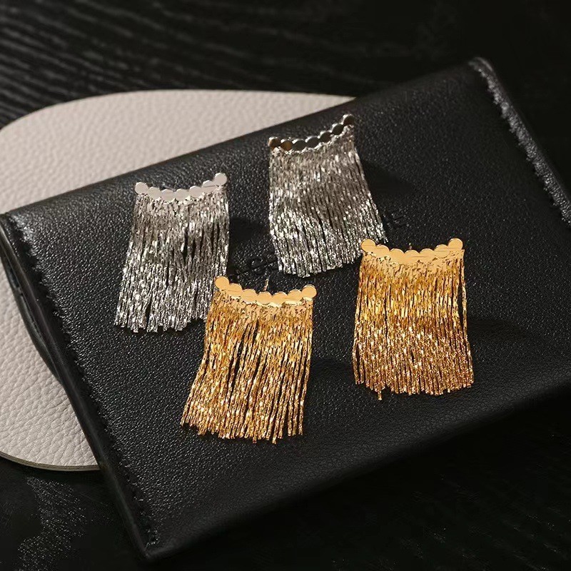 Arc-shaped tassel earrings