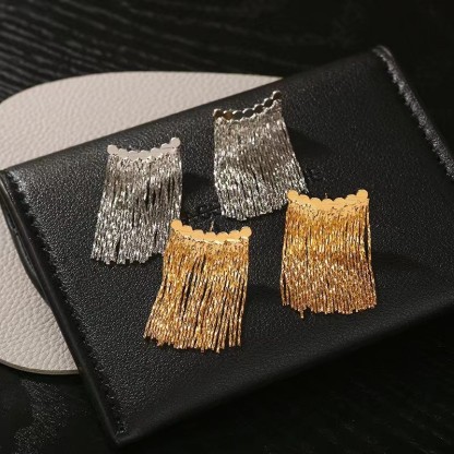 Arc-shaped tassel earrings
