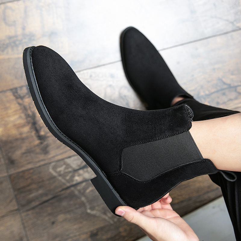 Casual and versatile Chelsea boots