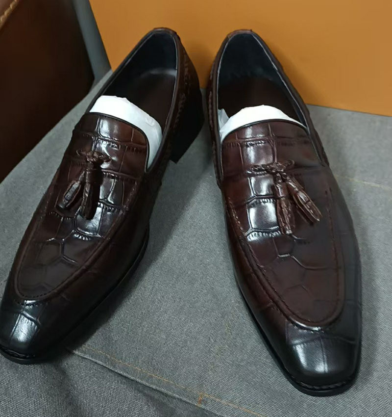 Fashionable tassel leather loafers