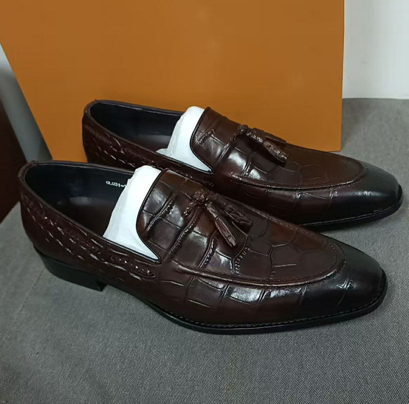 Fashionable tassel leather loafers
