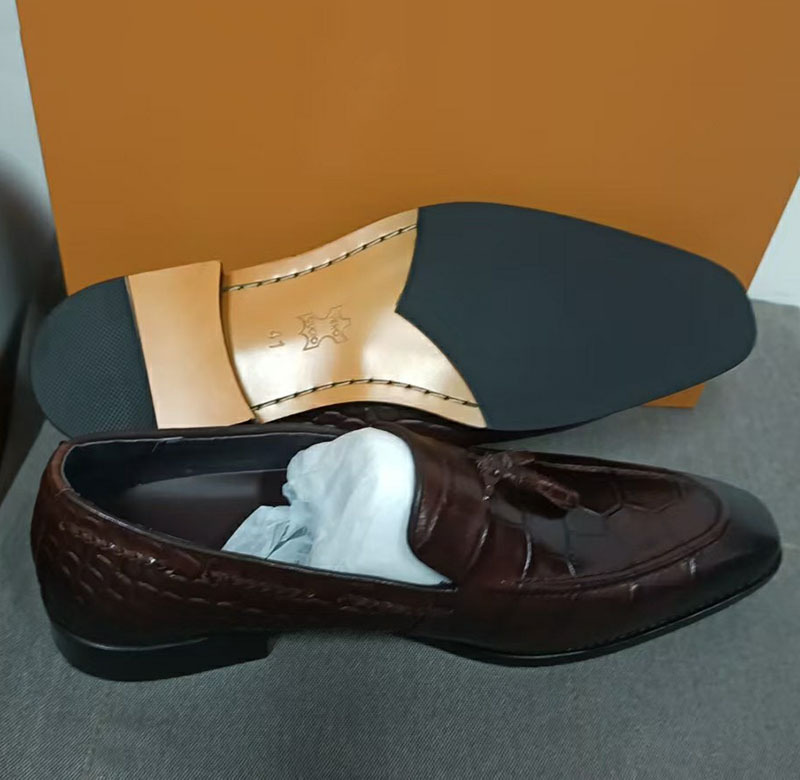 Fashionable tassel leather loafers