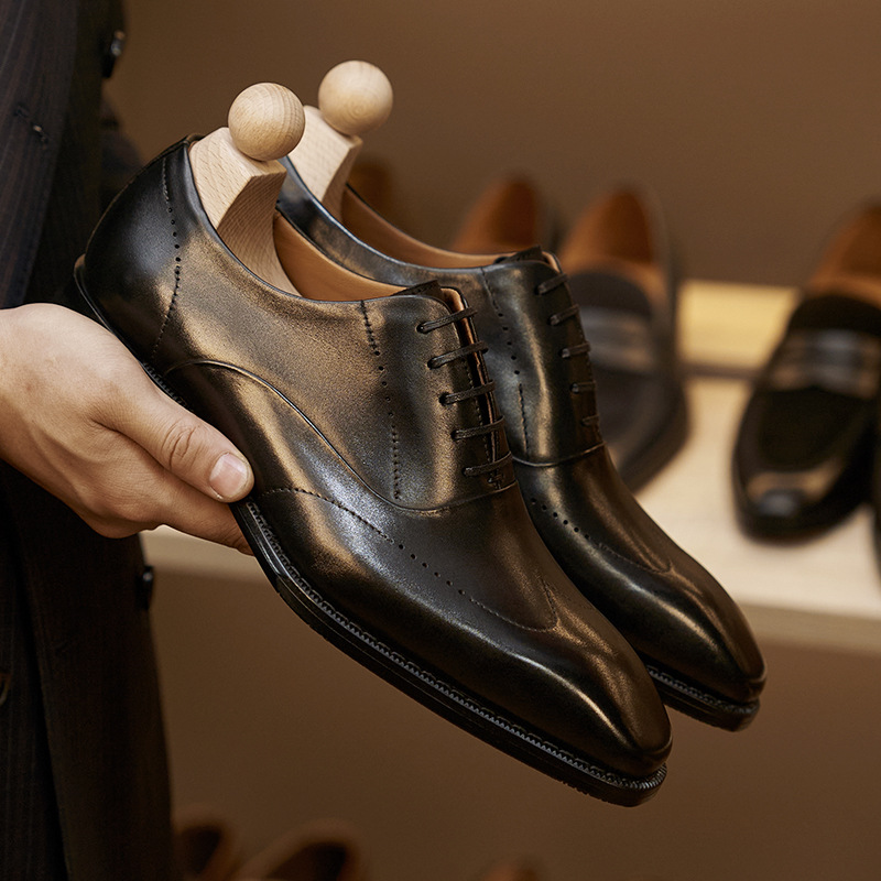 Comfortable and breathable round-toe lace-up men's shoes, made of high-quality cowhide leather.