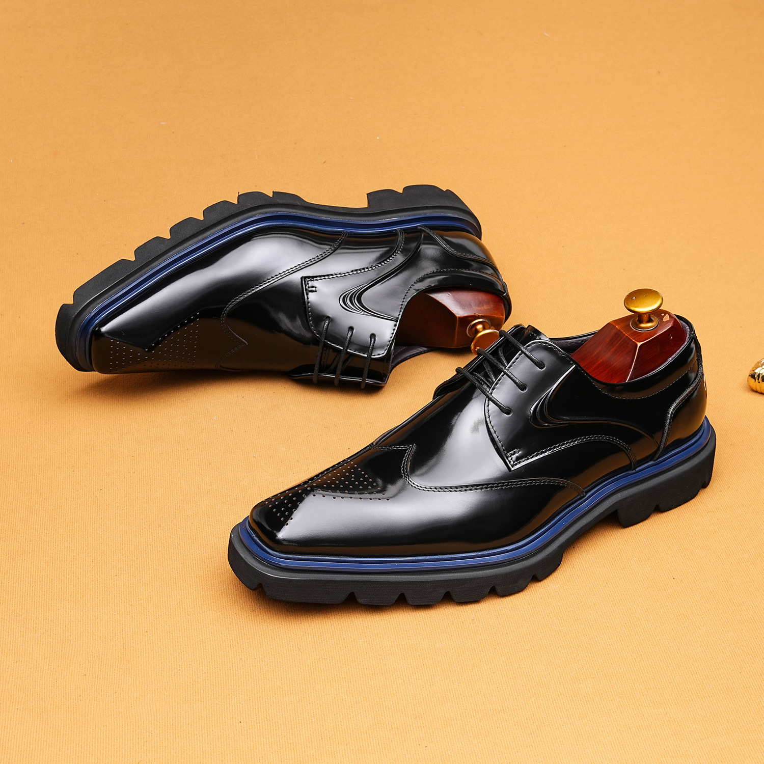 2026 New Fashionable Pointed Toe Lace-up Men's High-End Leather Shoes with Red and Blue Trim and Thick Sole Design