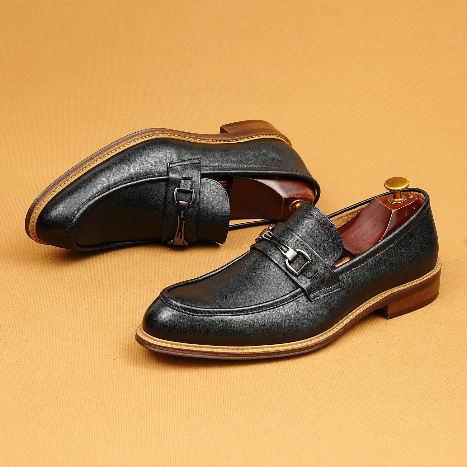 Men's pointed-toe buckle business casual leather shoes
