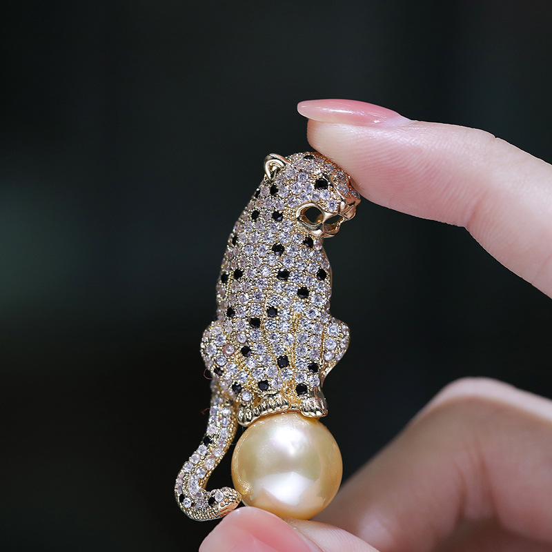 High-end men's pearl and animal-themed brooch