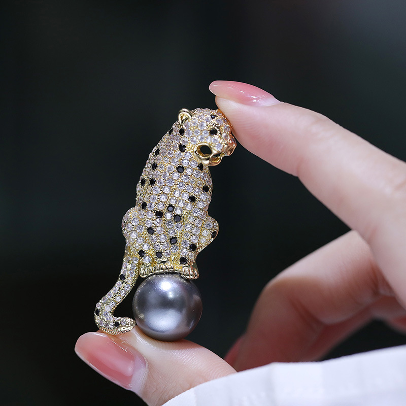 High-end men's pearl and animal-themed brooch