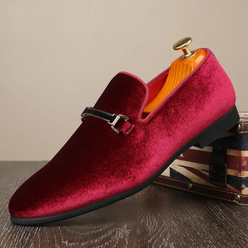 Fashionable pointed velvet shoes