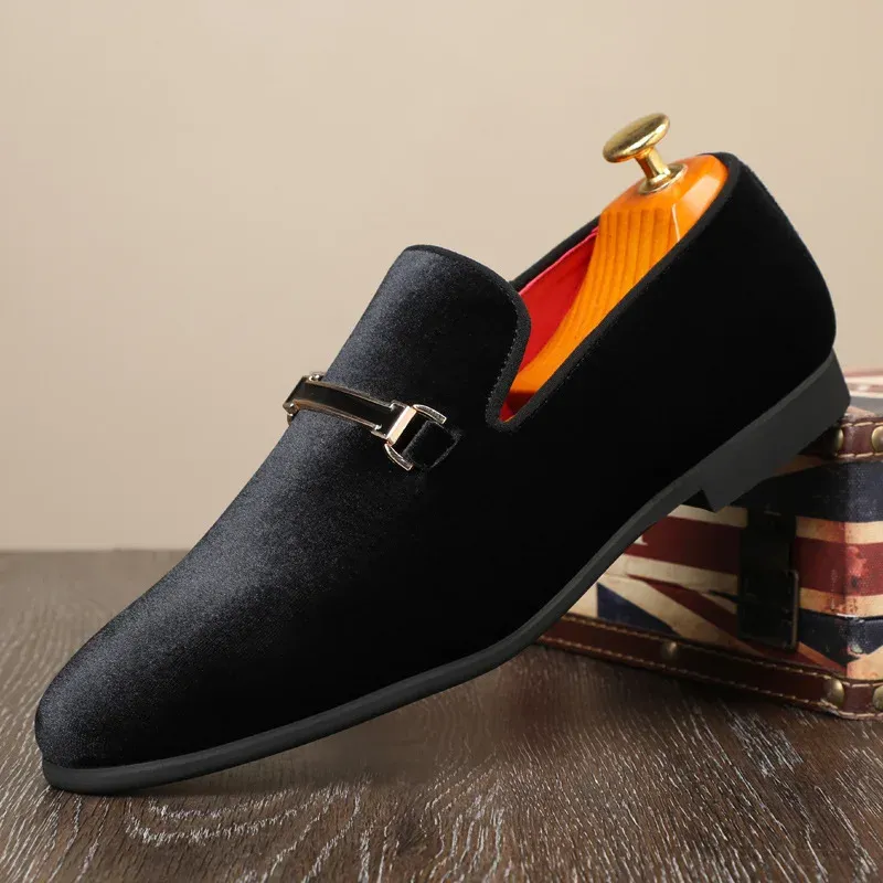 Fashionable pointed velvet shoes