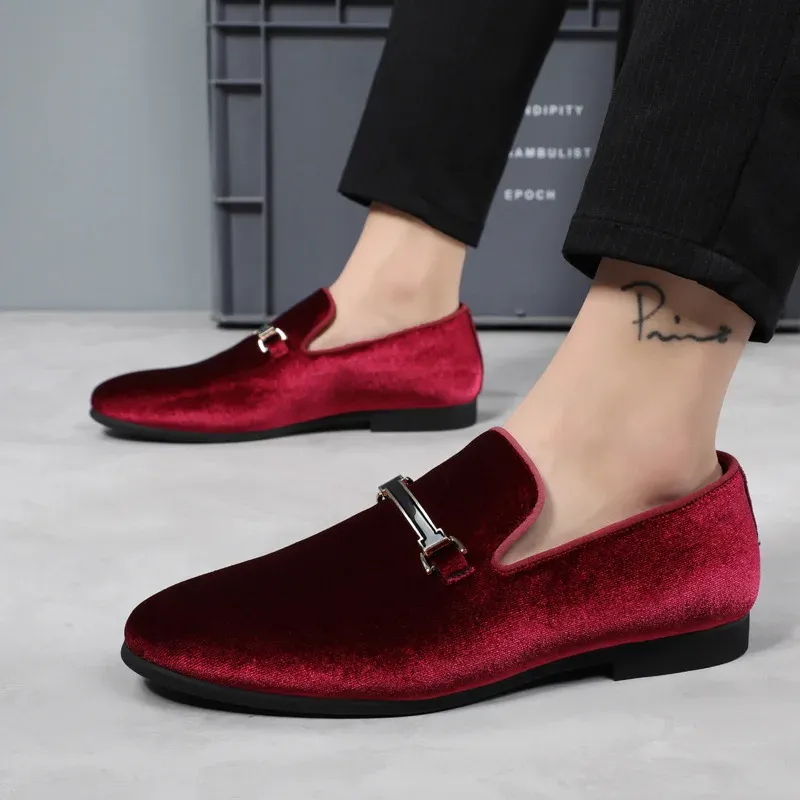 Fashionable pointed velvet shoes