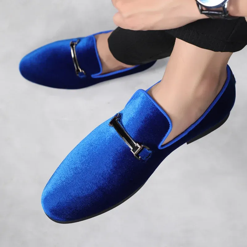 Fashionable pointed velvet shoes