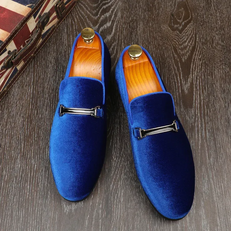 Fashionable pointed velvet shoes