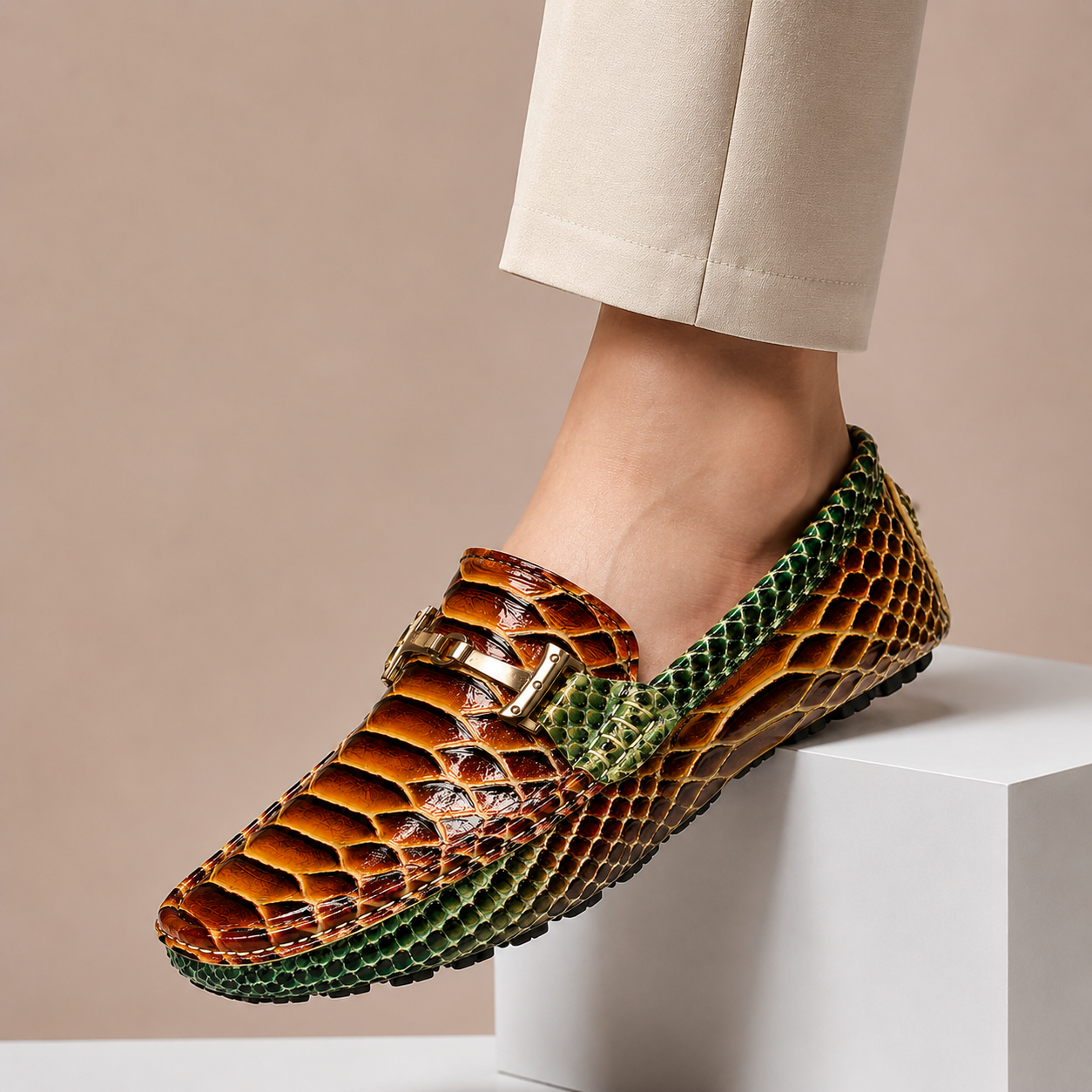 Gradient Snake Print Men Slip-on Driving Loafers with Metal Buckle