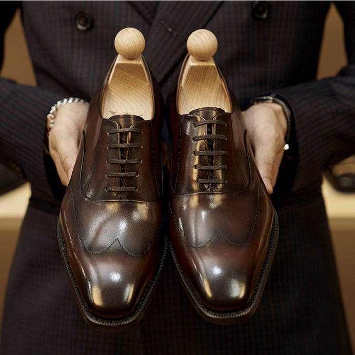 Comfortable and breathable round-toe lace-up men's shoes, made of high-quality cowhide leather.