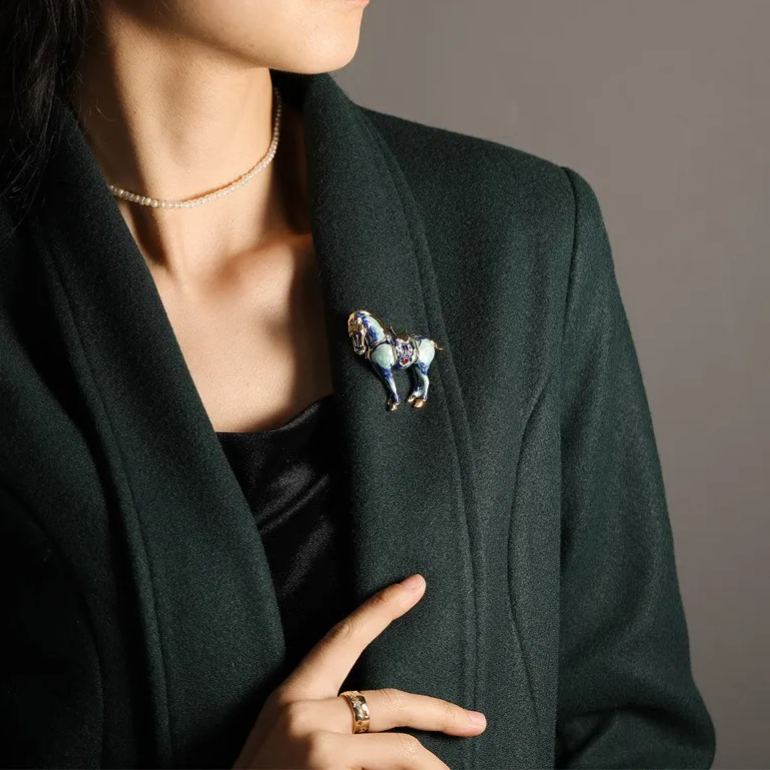 Oil painting horse zodiac brooch, suitable for both men and women.