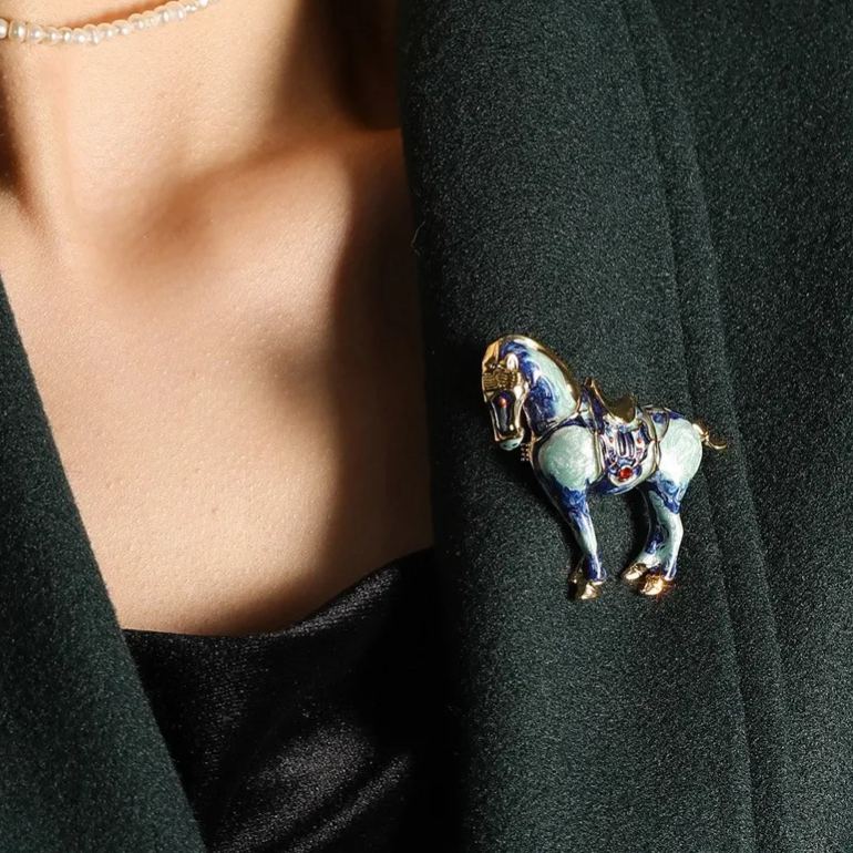 Oil painting horse zodiac brooch, suitable for both men and women.