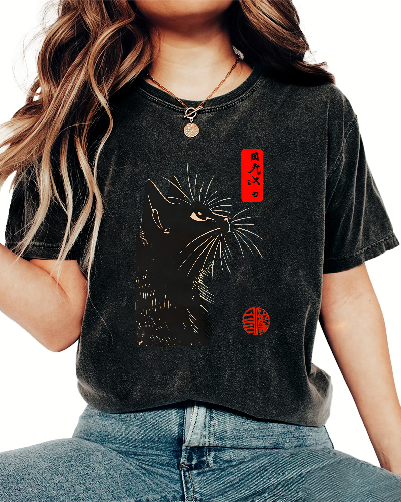 Looking Up At The Japanese Style Cat Vintage Distressed T-shirt-Zazasy