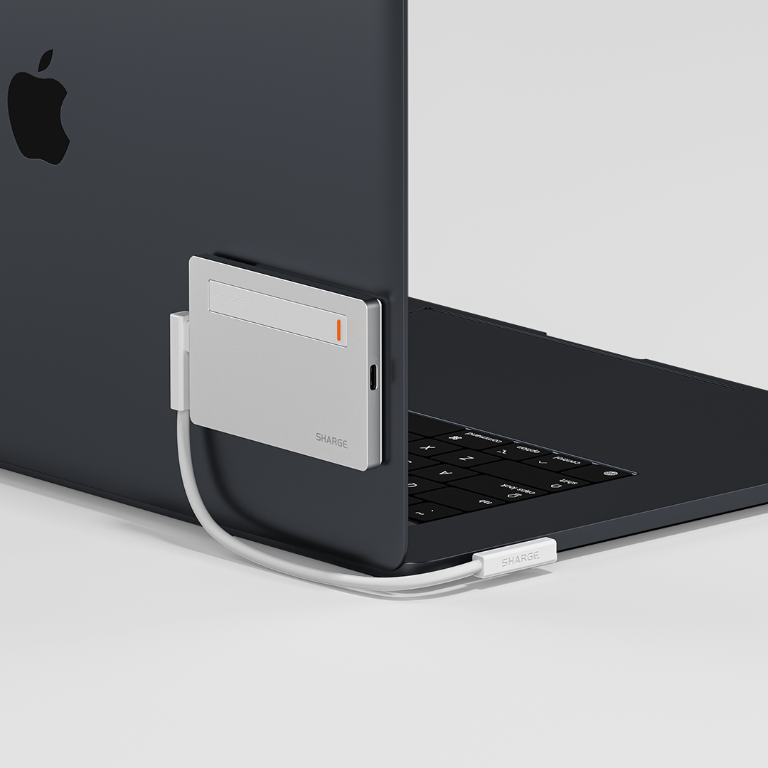 {"default":"Disk Plus wird an der Rückseite des MacBook-Bildschirms angebracht und über ein L-förmiges Datenkabel mit dem MacBook verbunden"}