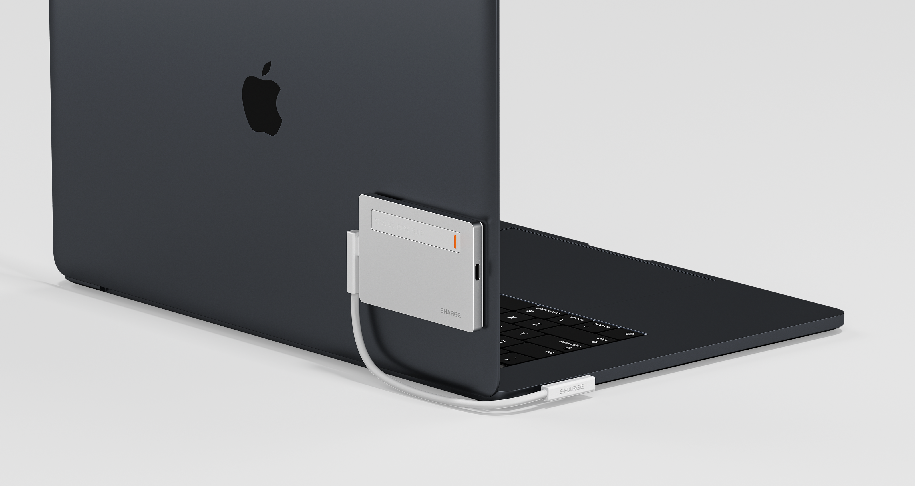 {"default":"Disk Plus wird an der Rückseite des MacBook-Bildschirms angebracht und über ein L-förmiges Datenkabel mit dem MacBook verbunden"}