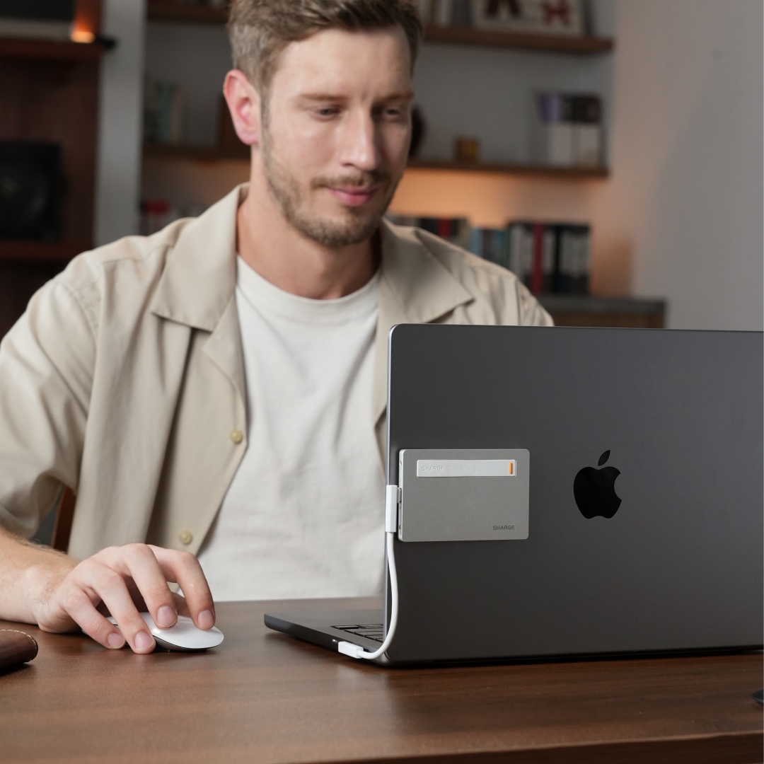 {"default":"Ein Mann verwendet Diks Plus, um es während der Arbeit an der Rückseite seines MacBook-Bildschirms anzubringen"}