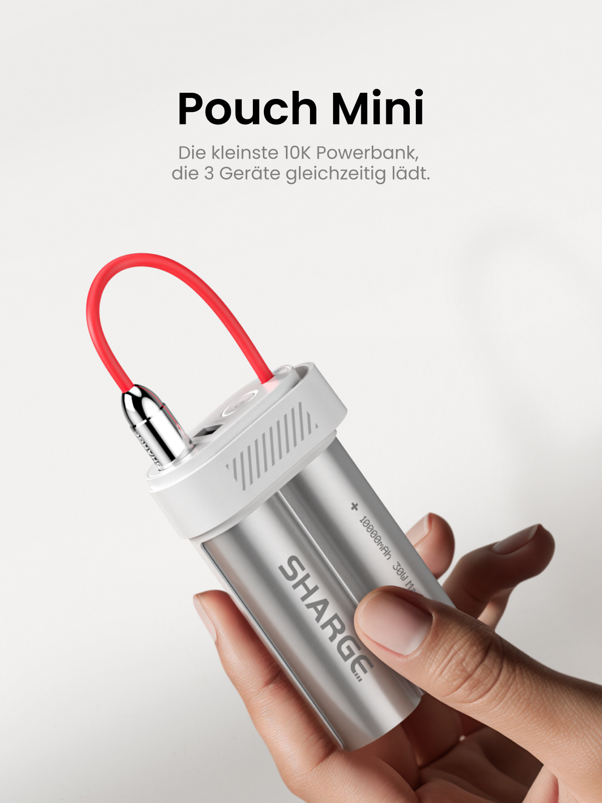 {"default":"Eine Hand hält eine Pouch Mini-Powerbank"}