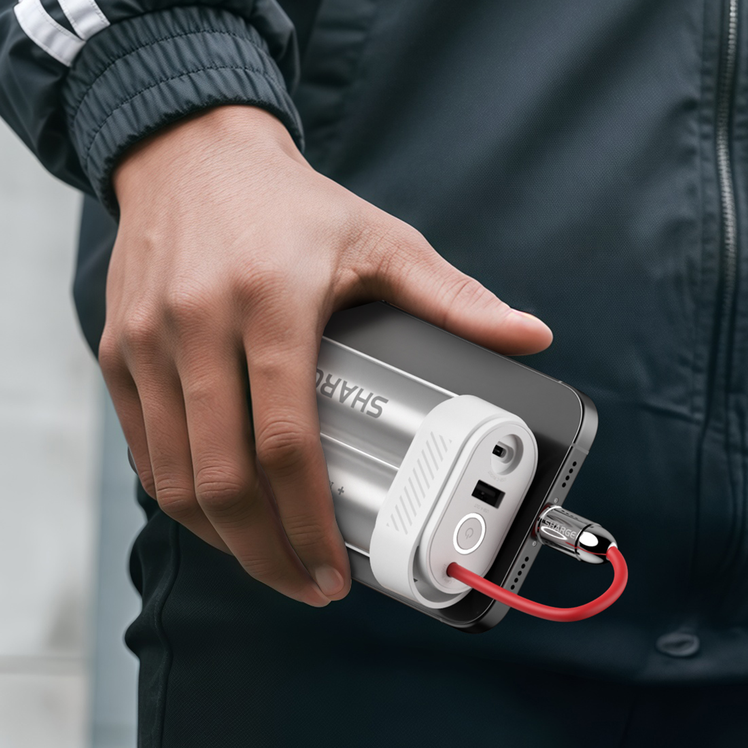 {"default":"Eine Männerhand hält eine Pouch Mini Powerbank."}