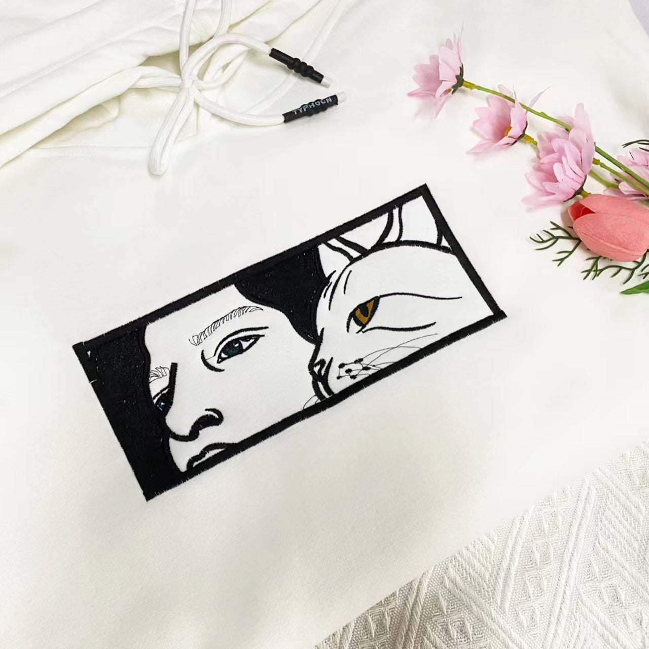 Art Eyes Embroidered Sweatshirt/Hoodie