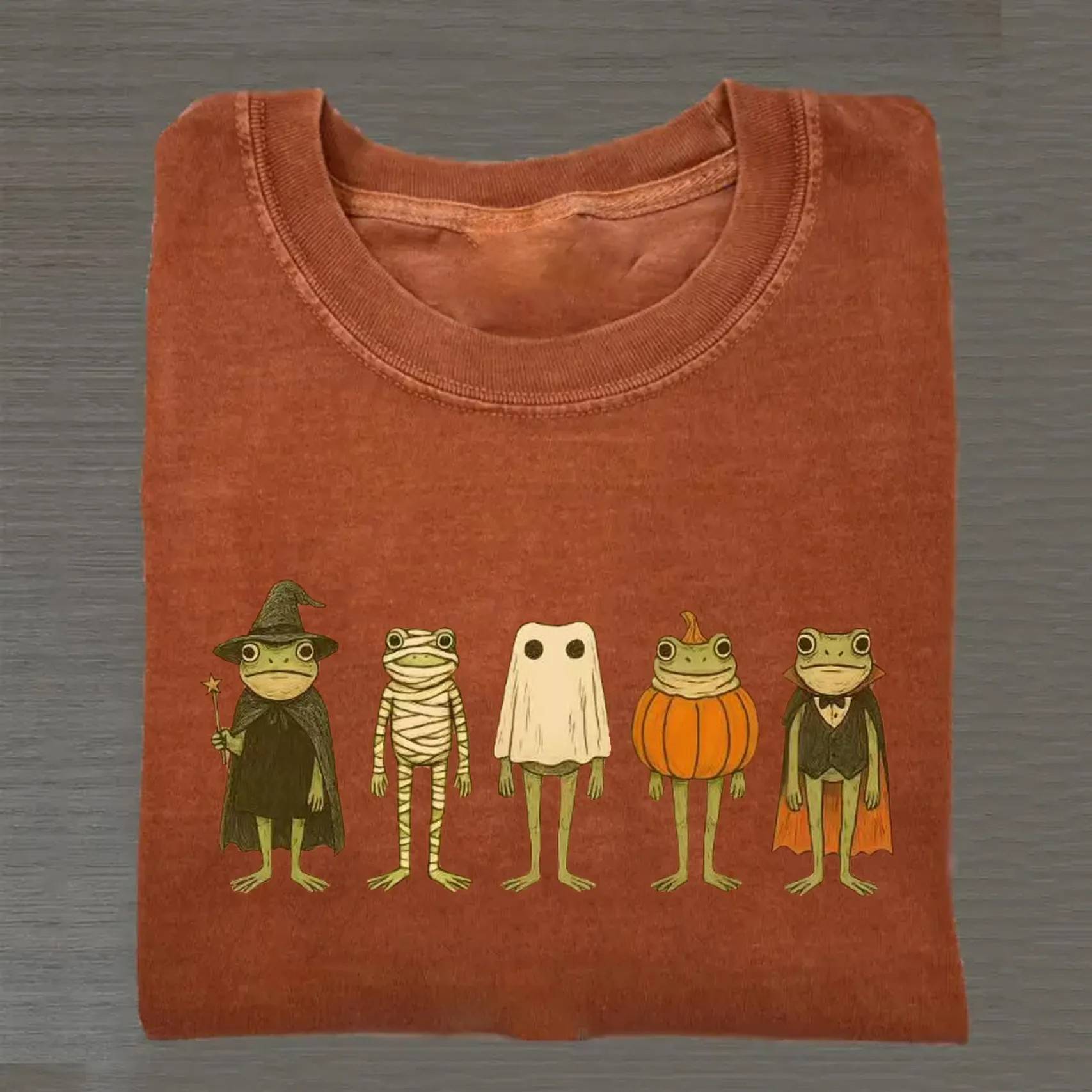 Cute Spooky Frogs in Halloween Costumes Folded Classic T-shirt