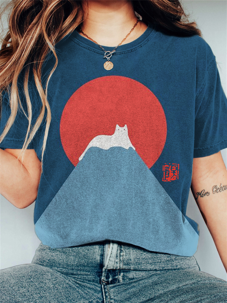 Women's Mt. Fuji White Cat Snow Vintage T-Shirt