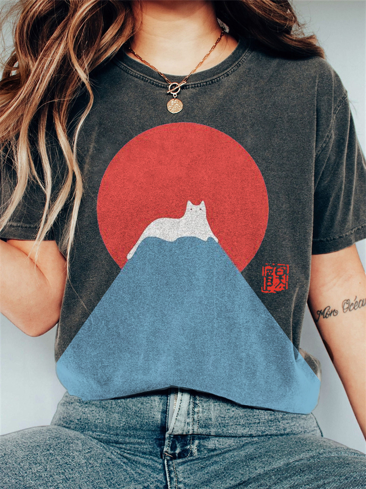 Women's Mt. Fuji White Cat Snow Vintage T-Shirt