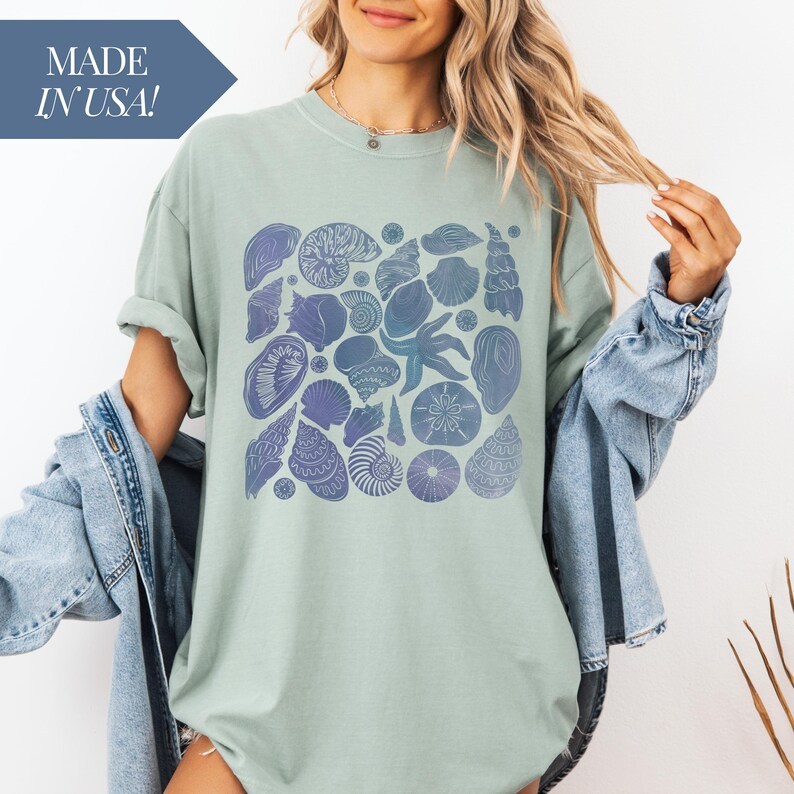 Seashell & Coral 90s Retro Tee – Ocean-Themed Summer Style, Nature Lover Gift & Daily Wear